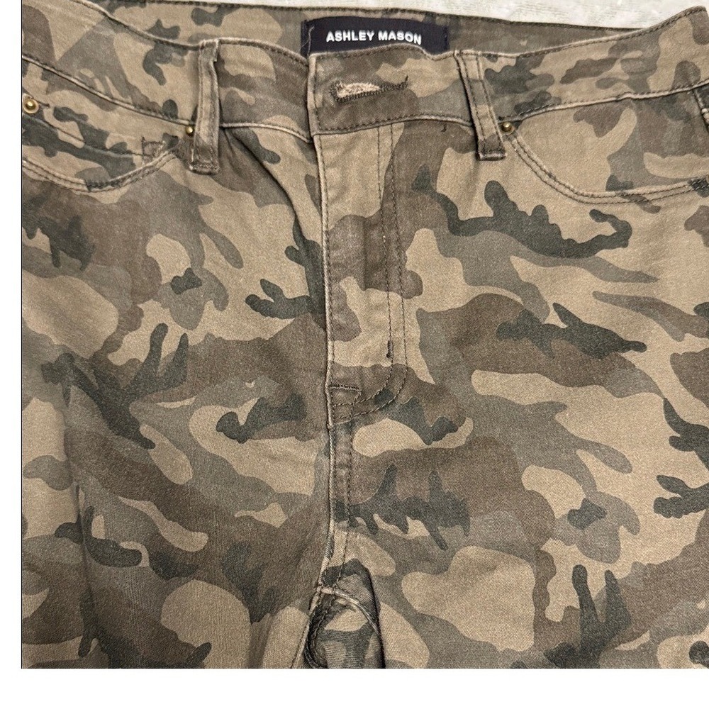 Ashley Mason camo moto skinny jeans biker" panels on the thigh give moto‎ look